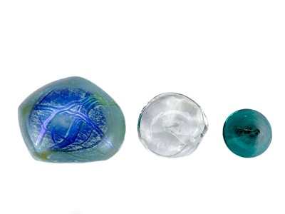 Lot 22 - A collection of decorative glassware to include a Tiffany & Co paperweight.