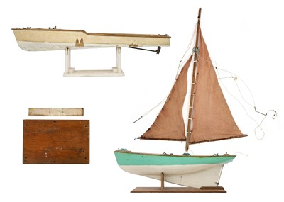 Lot 37 - A 2ft pond yacht.