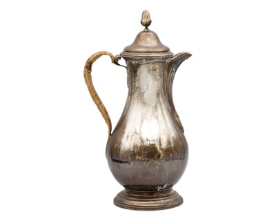 Lot 183 - A George III silver coffee pot by Robert Makepeace & Richard Carter.