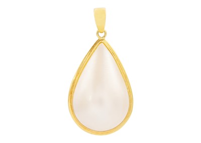 Lot 100 - A modern 18ct mounted mabe pearl pendant.