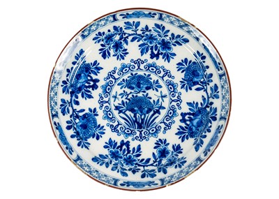 Lot 1005 - An 18th century Dutch Delft dish by Jan Teunis Dextra.