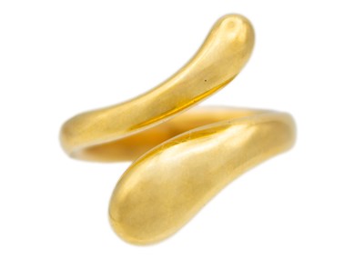 Lot 132 - ELSA PERETTI TIFFANY & CO - An 18ct 'Teardrop' ring and a pair of matching earrings.