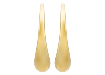 Lot 132 - ELSA PERETTI TIFFANY & CO - An 18ct 'Teardrop' ring and a pair of matching earrings.