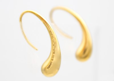 Lot 132 - ELSA PERETTI TIFFANY & CO - An 18ct 'Teardrop' ring and a pair of matching earrings.