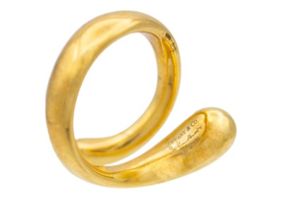 Lot 132 - ELSA PERETTI TIFFANY & CO - An 18ct 'Teardrop' ring and a pair of matching earrings.