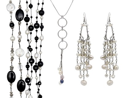 Lot 273 - A good collection of cultured pearl beads.
