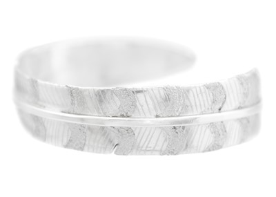 Lot 255 - A 999 fine silver 'Pheasant Feather' bangle by James Suddaby.