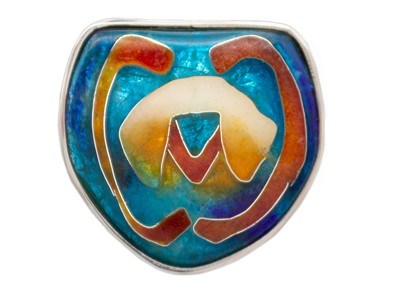 Lot 300 - A 999 fine silver and cloisonne 'Jumping Spider' ring by Samantha Suddaby.