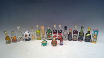 Lot 298 - Alcohol miniatures