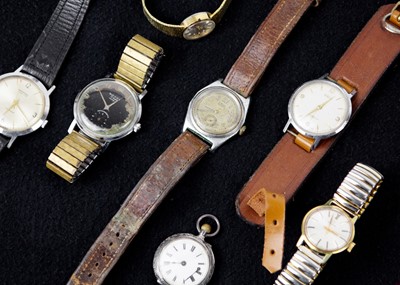 Lot 1191 - A selection of manual wind watches.