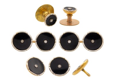 Lot 35 - An Art Deco shirt dress suite in 9ct and platinum, onyx and diamond set.