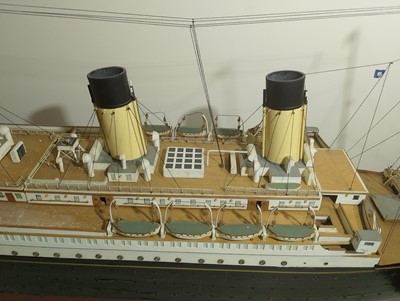 Lot 109 - A model of the RMS Titanic