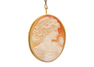 Lot 150 - An Italian 18k gold-mounted shell cameo brooch pendant.