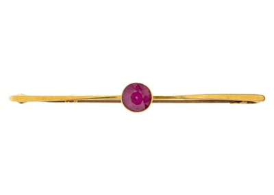 Lot 161 - A 9ct bar brooch set with a solitaire garnet.