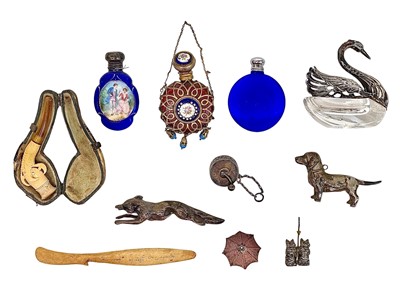 Lot 28 - A gilt metal scent flask.