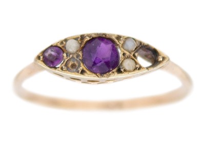 Lot 37 - A selection of three 9ct gold rings.