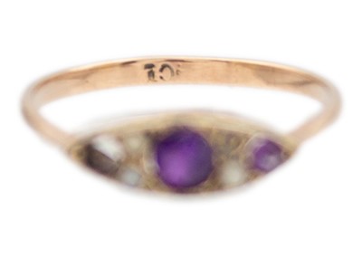 Lot 37 - A selection of three 9ct gold rings.