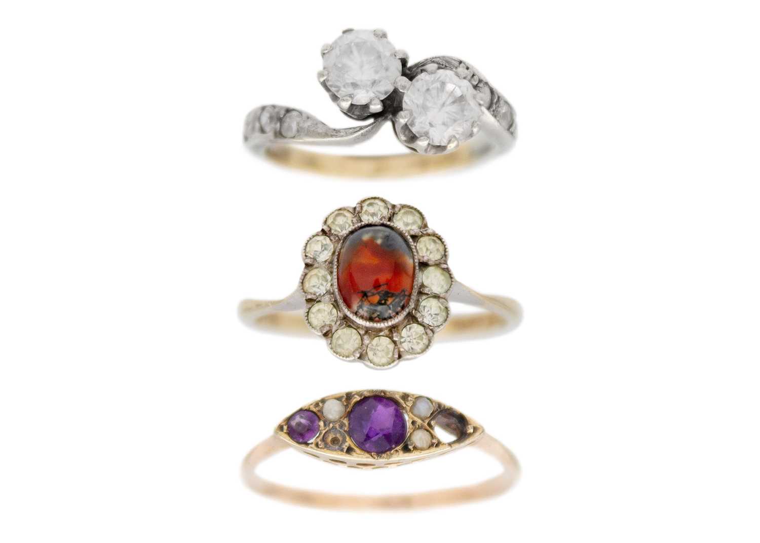 Lot 37 - A selection of three 9ct gold rings.