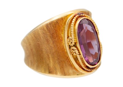 Lot 33 - An 18k gold synthetic colour-change sapphire band ring.