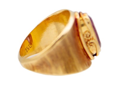 Lot 33 - An 18k gold synthetic colour-change sapphire band ring.