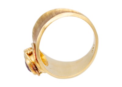 Lot 33 - An 18k gold synthetic colour-change sapphire band ring.
