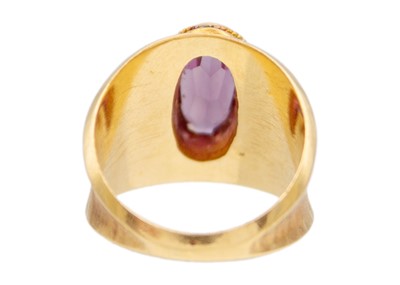 Lot 33 - An 18k gold synthetic colour-change sapphire band ring.