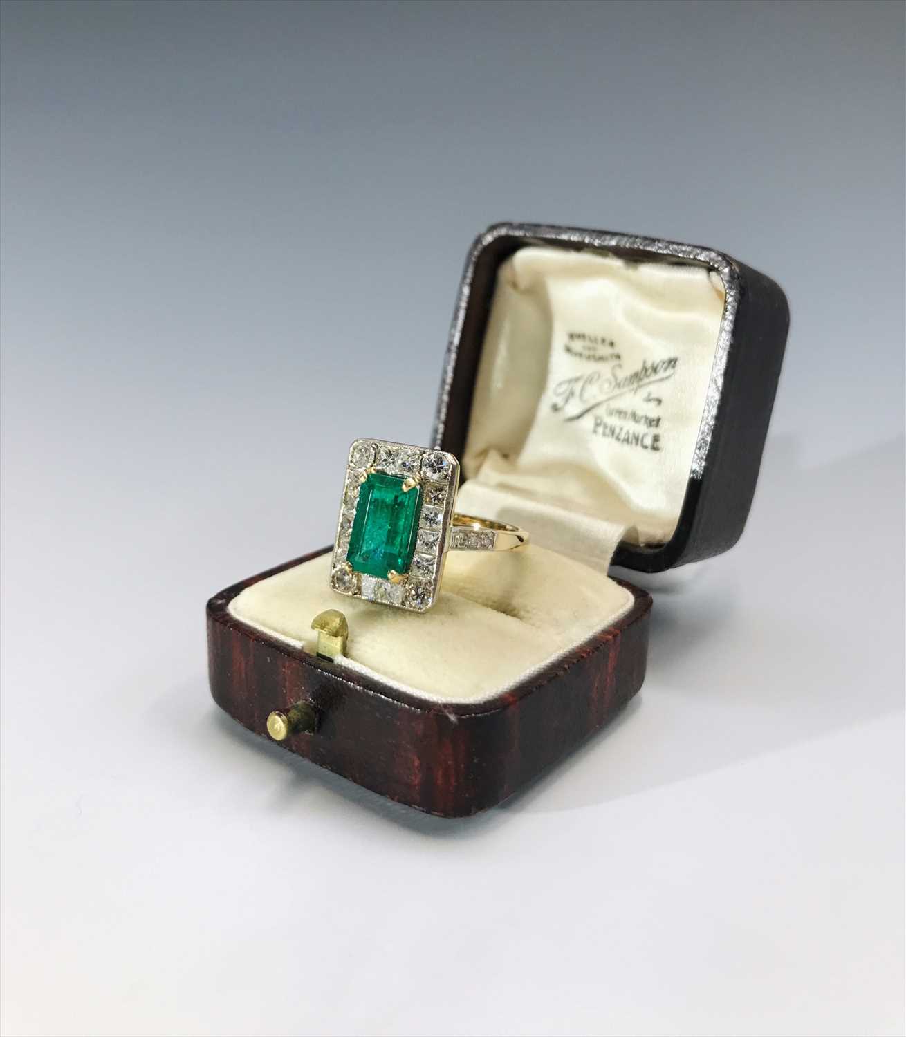 Lot 2457 - An impressive emerald ring of approximately 2...