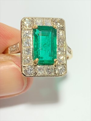 Lot 2457 - An impressive emerald ring of approximately 2...