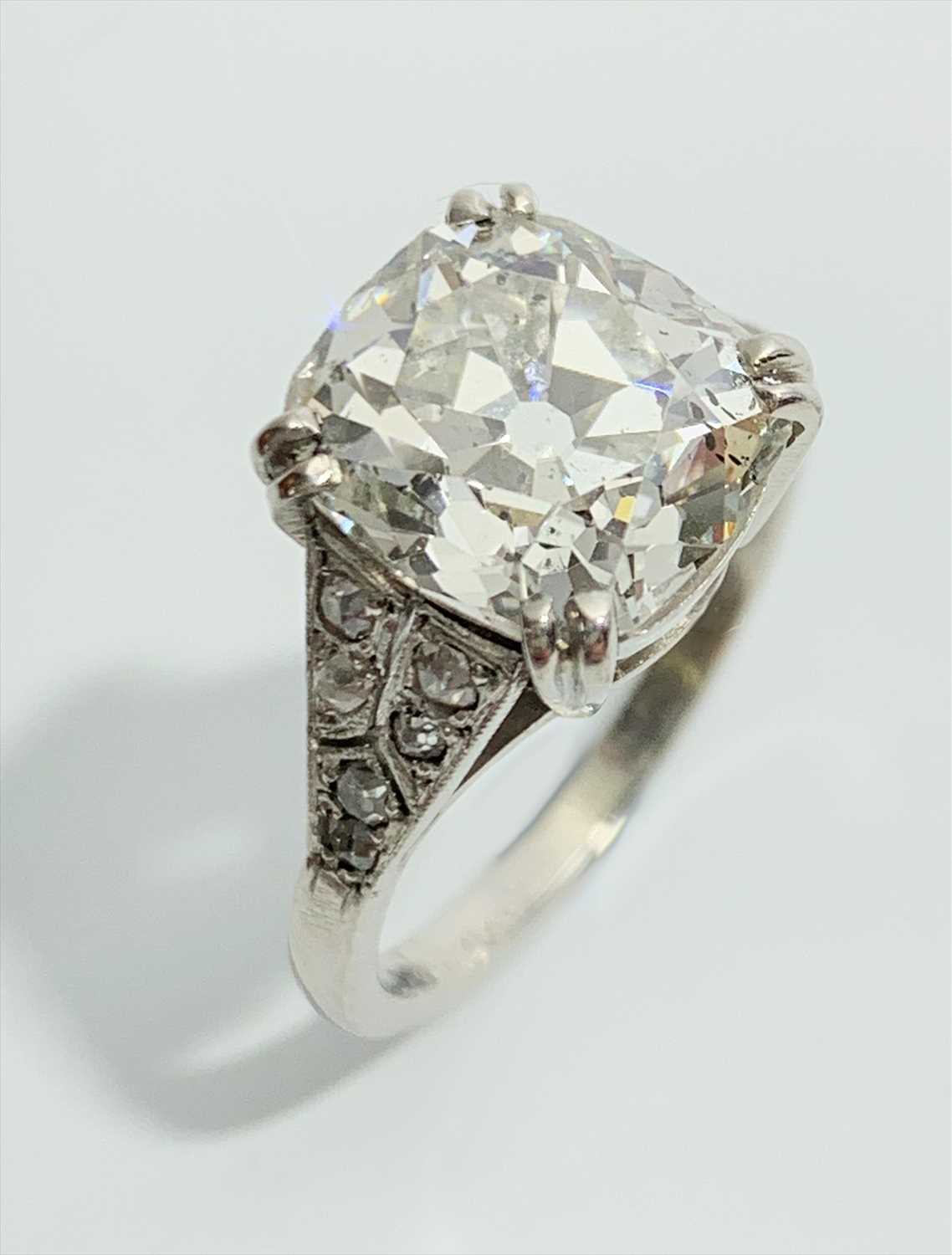 Lot 2525 - A valuable diamond ring the stone...