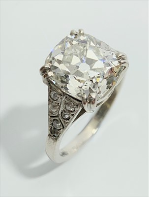 Lot 2525 - A valuable diamond ring the stone...