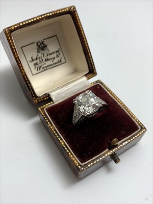 Lot 2525 - A valuable diamond ring the stone...