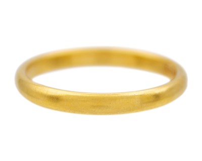 Lot 24 - A 22k hallmarked gold band ring.