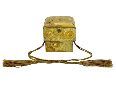 Lot 791 - A small Japanese gold lacquer cosmetic box and cover.