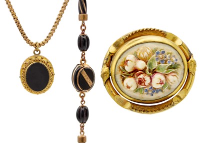 Lot 36 - A selection of Victorian pinchbeck jewellery items.