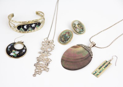 Lot 25 - A selection of silver and white metal jewellery.