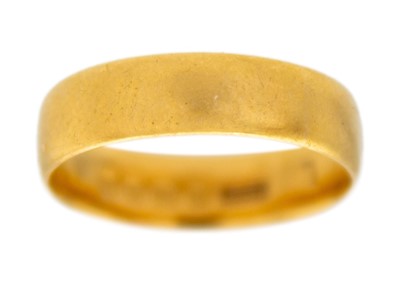 Lot 190 - A 22k gold ladies' band ring.