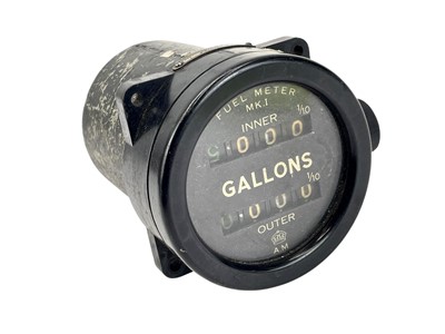 Lot 596 - A WW2 aircraft fuel gauge.