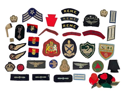 Lot 578 - A small collection of military and other cloth badges, etc