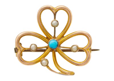 Lot 5 - An antique 9k gold turquoise and seed pearl clover brooch.