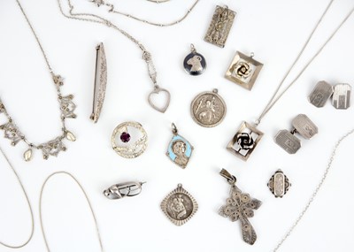 Lot 8 - A selection of silver jewellery.
