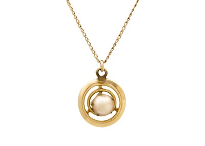 Lot 10 - A 12k gold pendant necklace with golden faux pearl.