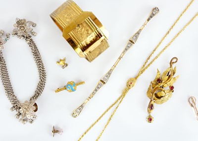 Lot 16 - A selection of plated and silver jewellery.