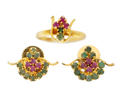 Lot 17 - A gold-plated ruby and emerald ring with a matching pair of stud earrings.