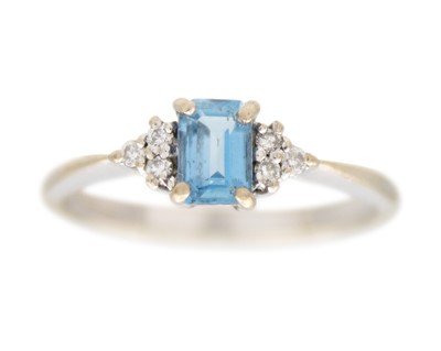 Lot 80 - An 18k white aquamarine and diamond set ring.