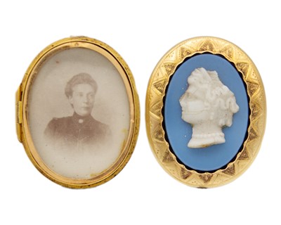 Lot 44 - A Victorian high-purity yellow gold locket.