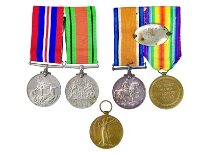 Lot 535 - A WWI pair to Gnr R Bray RA.