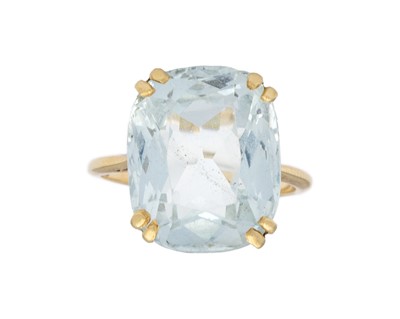 Lot 209 - An 18k gold aquamarine cocktail ring, boxed.