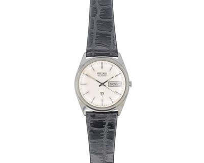 Lot 1084 - SEIKO - A stainless steel gentleman's quartz wristwatch.