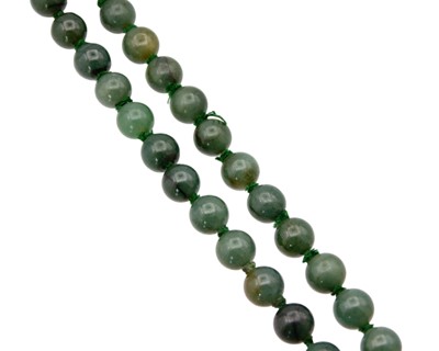 Lot 58 - A nephrite jade bead necklace.
