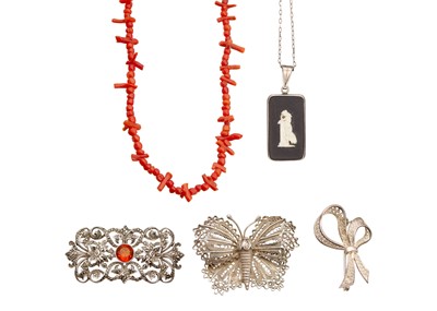 Lot 64 - A selection of vintage jewellery items.